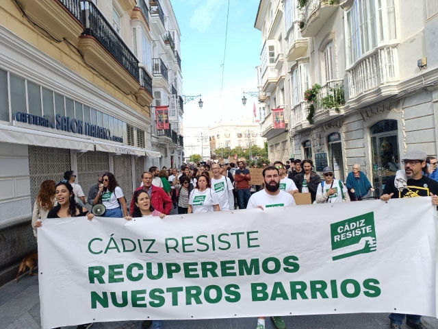 Cabecera de la manifestación con la pancarta de  Cádiz resiste al inicio en la plaza de San Antonio 