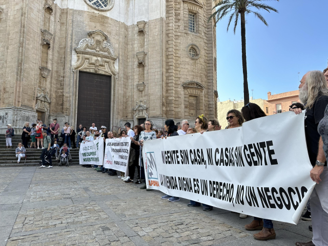 La manifestación a su paso por la catedral de Cadiz