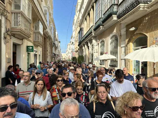 Muchísima gente recorriendo las calles del centro de Cadiz 