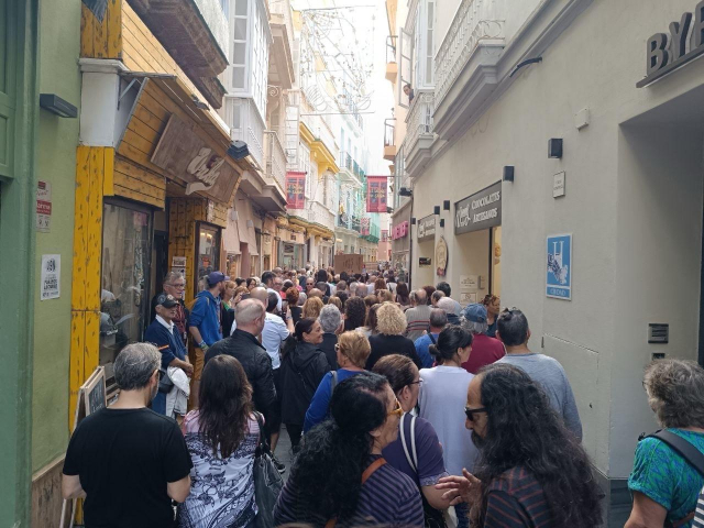 Muchísima gente recorriendo las calles del centro de Cadiz 