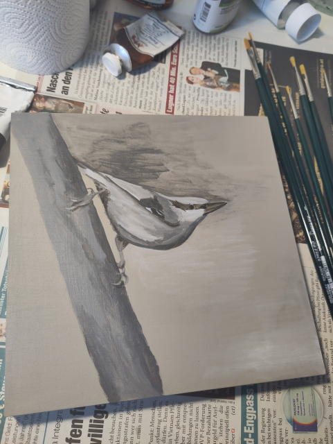 A grey panel with a grey nuthatch painted on.