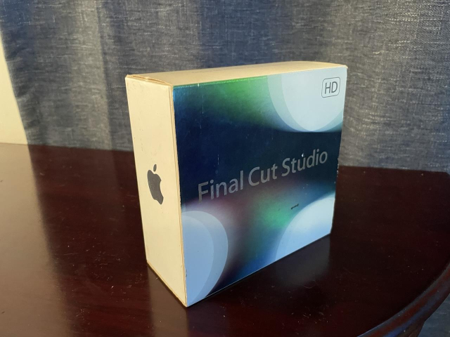 Box for Apple Final Cut Pro with a metallic logo. 