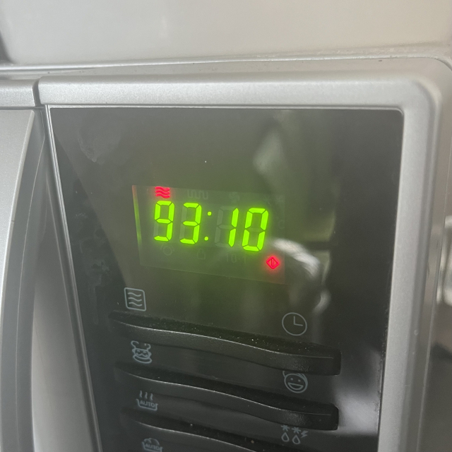 l'horloge du micro-ondes indique 93h10