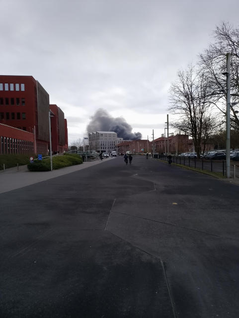 Rook zichtbaar vanaf de achterkant van het station