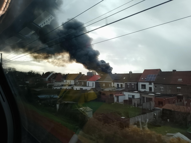 Rook die opstijgt vanuit een woonwijk