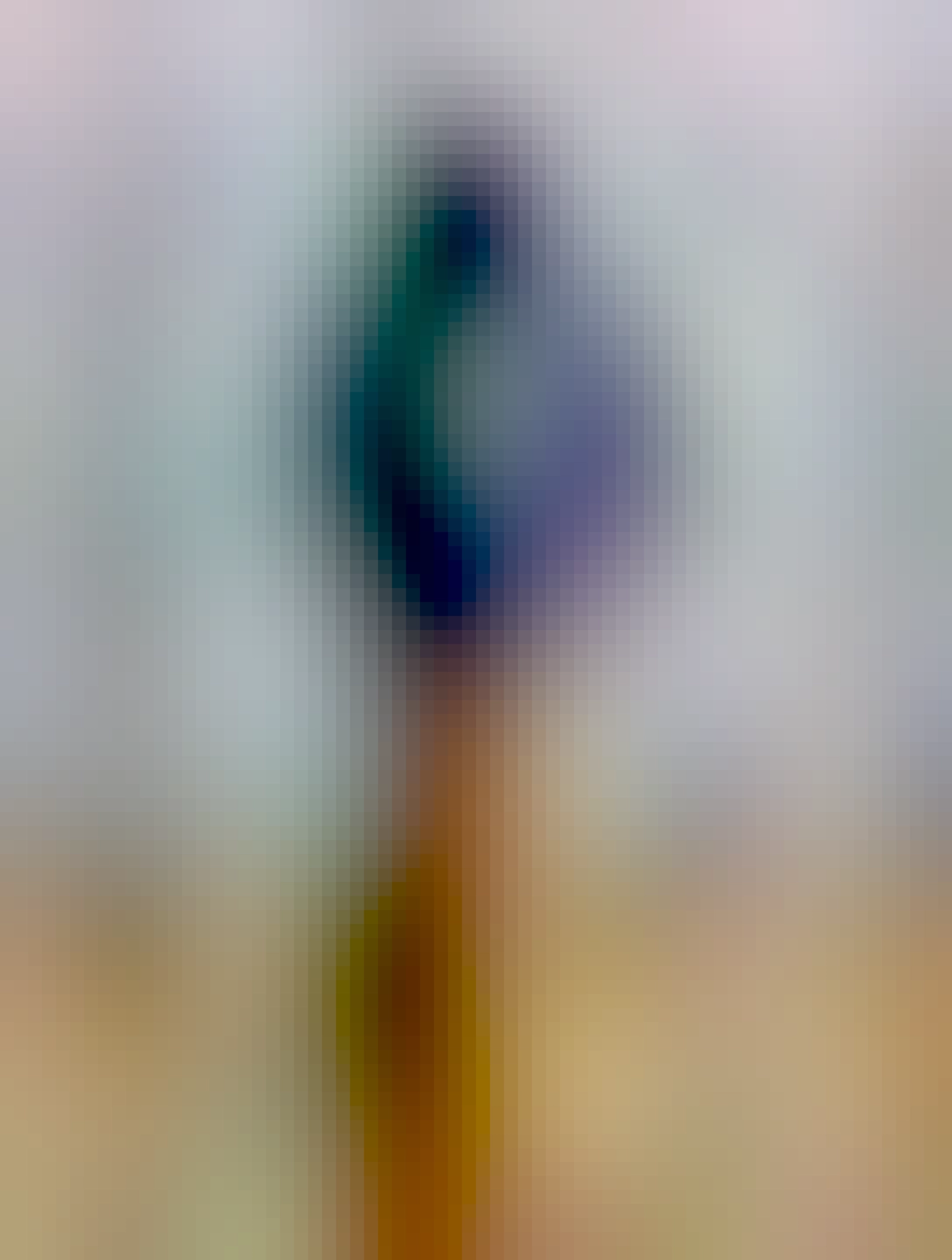 "Nerozkvetlá" lampa, zlatý válcový podstavec, fialový květ ve tvaru šípkového plodu. 