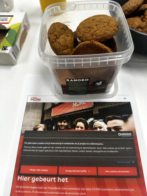 Speculoos cookies with under it a printed cookie notice telling speculoos will be used to improve lesson experience options to deny, accept with coffee or accept all
