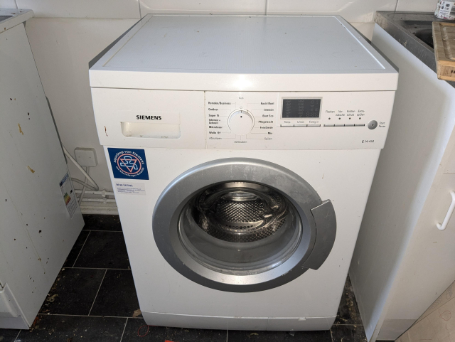 Photo of the front of the washing machine