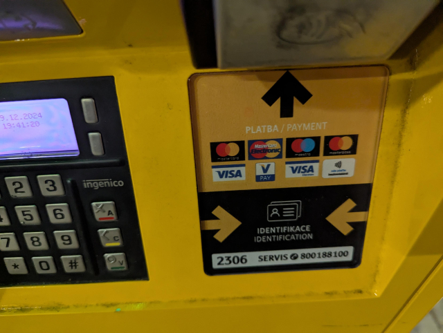 Detail části automatu s PINpadem vlevo, čtečkou bezkontaktních platebních karet nahoře a čtečkou NFC identifikátorů dole.