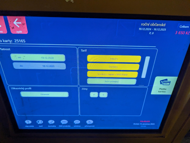 Obrazovka automatu nabízející prodej ročního kuponu za 3650 Kč. Je nabízena pouze platba kartou.