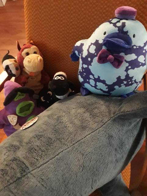 Wir alle sitzen auf eine Sessel.
Hainz ist zu groß und passt nicht ganz auf's Bild, und Purpur guckt grummelig, der Rest von uns freut sich. 😊