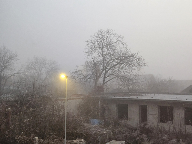 Mlhavé ráno nad místní ruinou jako symbol chaosu.