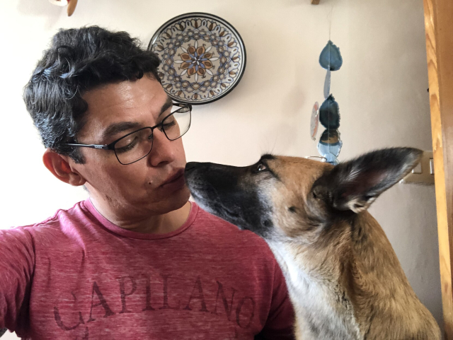 Gaia, mi perrita color miel y con el hocico negro, olisqueando mi cara mientras me ve a los ojos.