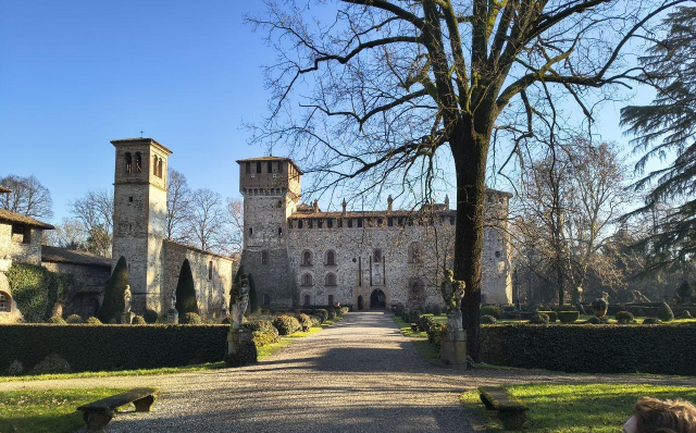 Vista del castello di Grazzano Visconti. Sulla sinistra si vede un campanile.