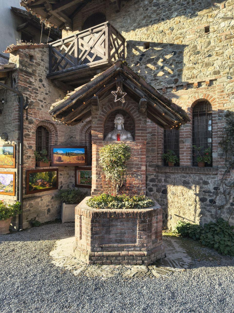 Un mezzobusto di donna in cima a una fontanella