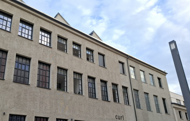 Big brownish building with the word "curl" on it