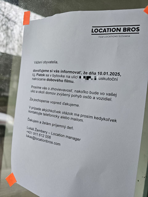 oznam na vchode že sa bude konať natáčanie filmu na našej ulici 