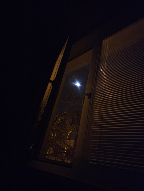 záber na mesiac cez otvorené okno