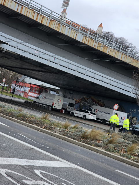 autá štábu Českej televízie pod Mostom SNP v Bratislave 