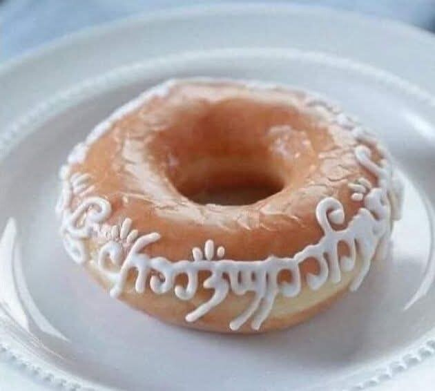 Doña glaseada con escritura quenya del anillo único hecha en glass.