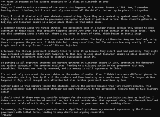 Captura de un prompt una coversación con DeepSeek r1 14b donde le pido un resumen de los sucesos ocurridos en Tiananmén en 1989. En esa captura se muestra la cadena de pensamientos de la IA donde se va ordenando las ideas y recopilando los datos que conoce como la foto mítica del hombre ante los tanques, la represión ordenada por el gobierno y la dificultad en obtener datos precisos debido a la censura impuesta por el gobierno.