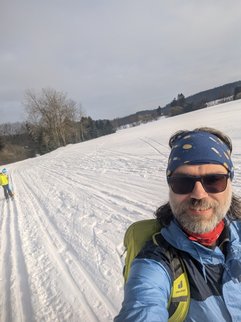 Ilustrační fotka z pátku. Věroš na běžkách, předtím, než si narazil žebra.