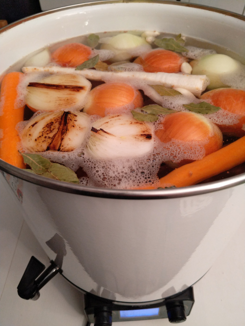 Baršč (není to boršč) na bál, krok první - vývar. Ve velkém 27litrovém zavařovacím hrnci. Před uvařením.