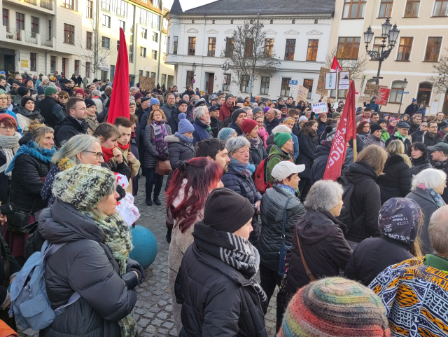 Mehr bunte Menschen auf der Demo.