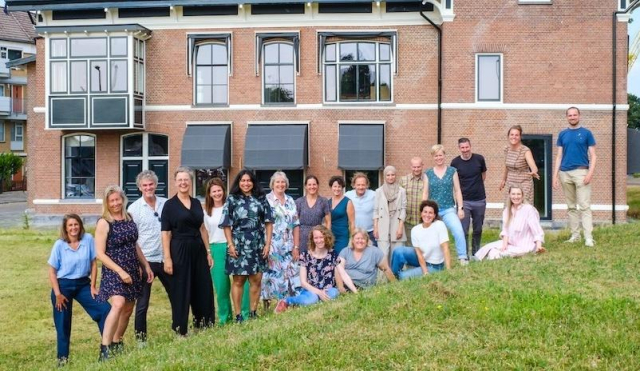 Het team van Nivoz in 2024, poserend in het gras achter het Dokhuis in Rotterdam, de thuishaven van Nivoz.