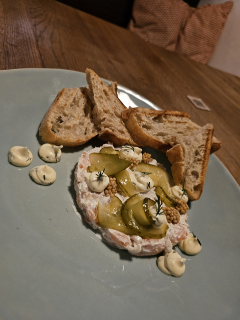 lososový tatarát s kôprom uhorkami a kúskami pečiva 