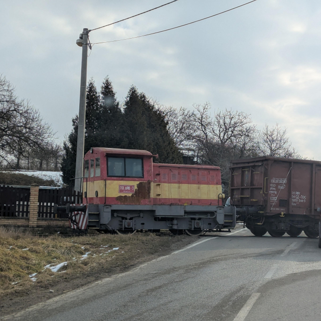 Lokotraktor 701.698 na přejezdu