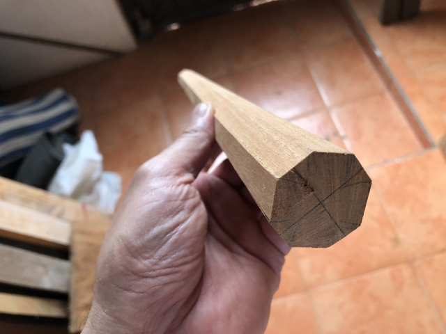El prisma octagonal terminado. Vamos con las otras tres patas.