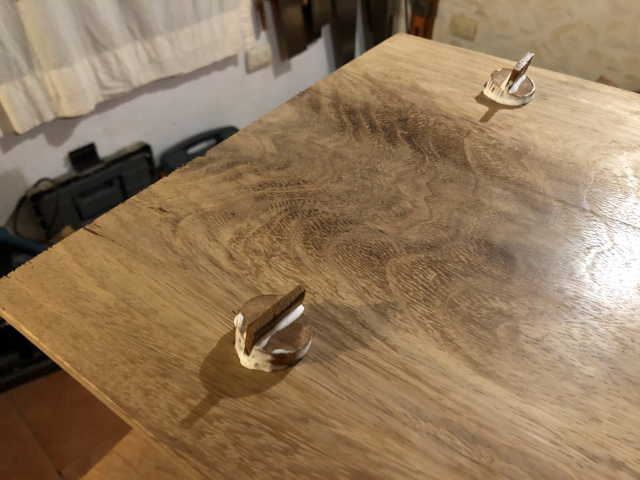 Detalle de las espigas que atraviesan la superficie de la mesa. Las cuñas están transversales a la veta de la superficie, para que ésta no se parta.