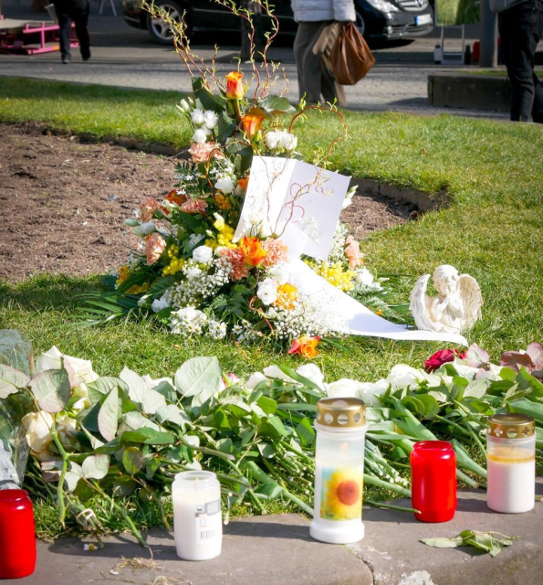 Blumen und Kerzen auf dem Paradeplatz in Mannheim 
