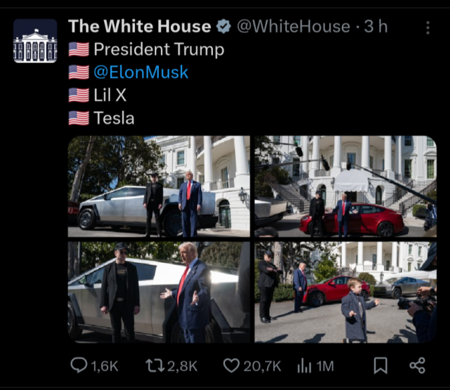Na fotografii stojí prezident Donald Trump a Elon Musk vedle  vozů Tesla na příjezdové cestě Bílého domu. Trump drží klíče od vozu a usmívá se do kamery, zatímco Musk stojí po jeho boku s rukama založenýma před sebou.