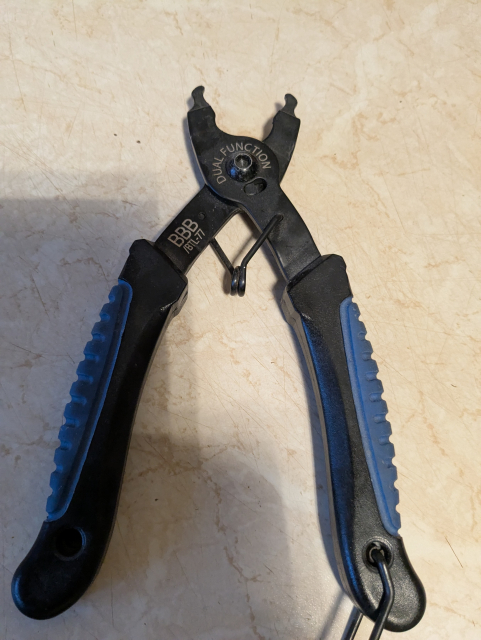 Na obrázku jsou kleště na sundávání rychlospojky u řetězu.