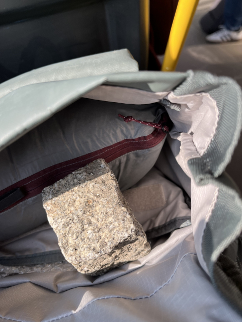 Dlažební kostka v batohu