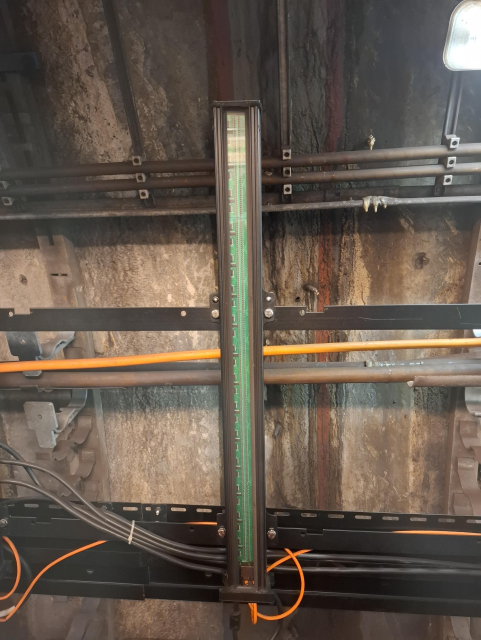 Reklamní pás v tunelu metra.