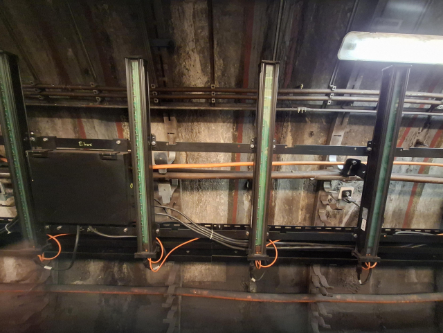 Reklamní pás v tunelu metra.