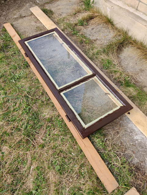 Nově zatmelené a rovnou natřené okno.