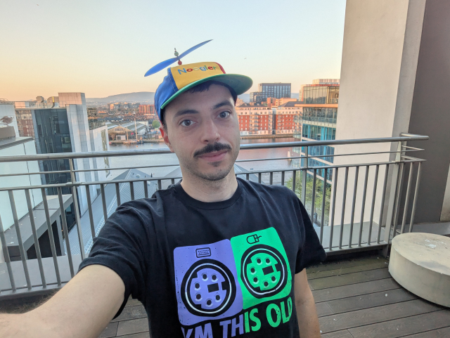 Krab s knírem v čepičce Noogler na balkoně 