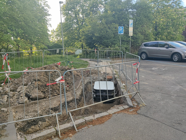 New box for optical connections in the pavement