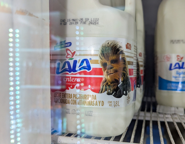 Un envase de Leche Lala con una foto de Chewbacca en la etiqueta.