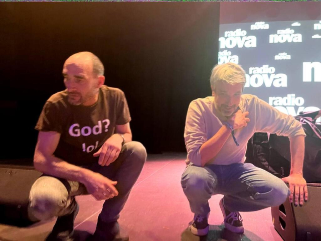 Guillaume Meurice et moi accroupis - je ne sais pas qui a pris cette photo