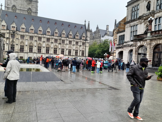 Een grote groep mensen op jet Sint-Baafsplein