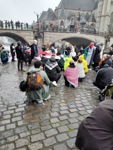 De demo loopt onder de Bruges op de Graslei