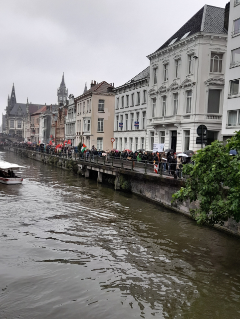 De demo loopt langs de  Leie , het zijn heel veel mensen.