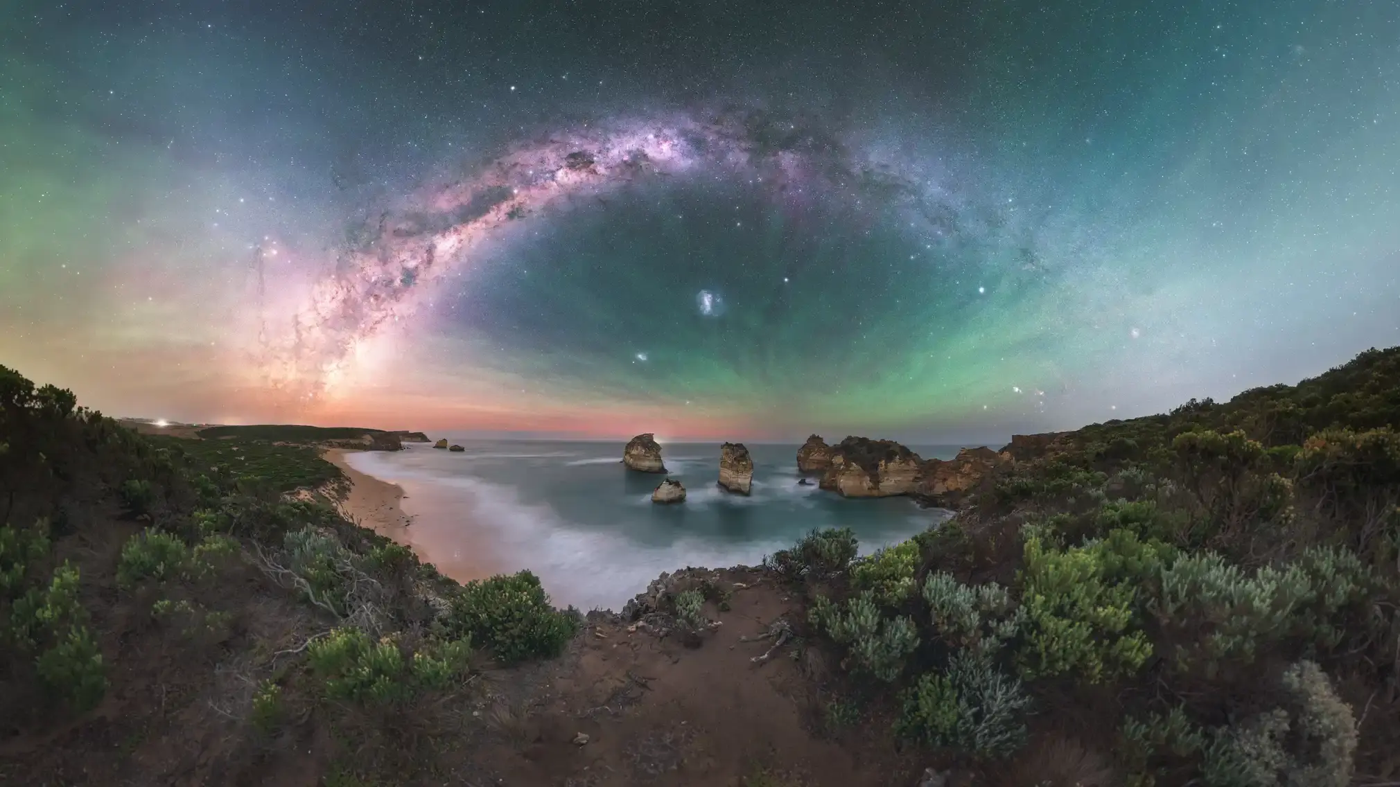 A night full of colour, with comet C/2024 G3 Atlas and a pink aurora in the early hours, followed by the Milky Way rising amid intense green airglow. 