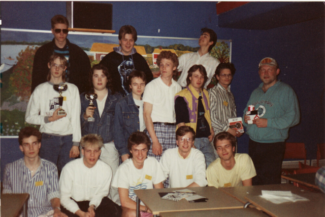 From the back we have:
CRT, Dragon, Bob
Mastermind, Psyko, Shark, 3D, Sony, Exilon, Jerry
Zagor, Boogaloo, Bagder, Kjer, Rush.

Photo taken at the Eskilstuna party 1989 with Kjer's camera

From => https://kjell.haxx.se/horizon/pics.cgi?modify=3&loc=%233