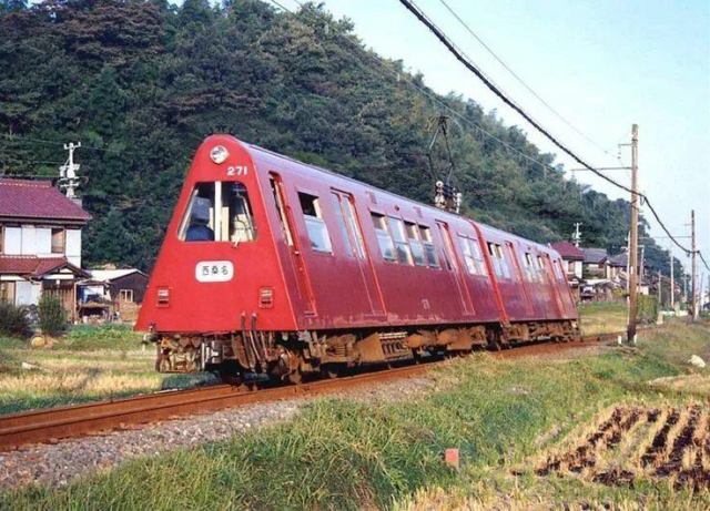 a triangle shaped train :3